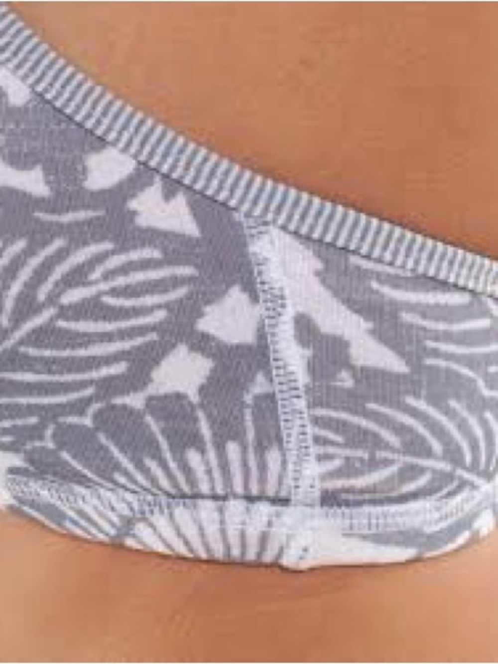 Lululemon Daily Bra
Beachy Floral White Fossil / Wee Stripe White Fossil Size 8 - Picture 3 of 8
